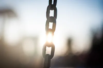 Grey metal chain in close-up — Photo by Aida B on Unsplash
