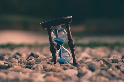 Hourglass with sand running - Photo by Aron Visuals on Unsplash