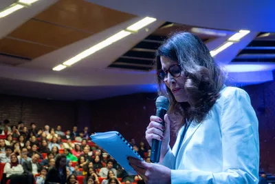 Woman speaking at podium - Photo by Marwen Larafa on Unsplash