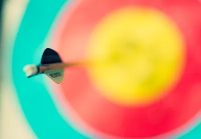 Arrow hitting target - Photo by Ricardo Arce on Unsplash