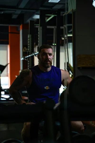 Man training alone on bench press - Photo by Akram Huseyn on Unsplash